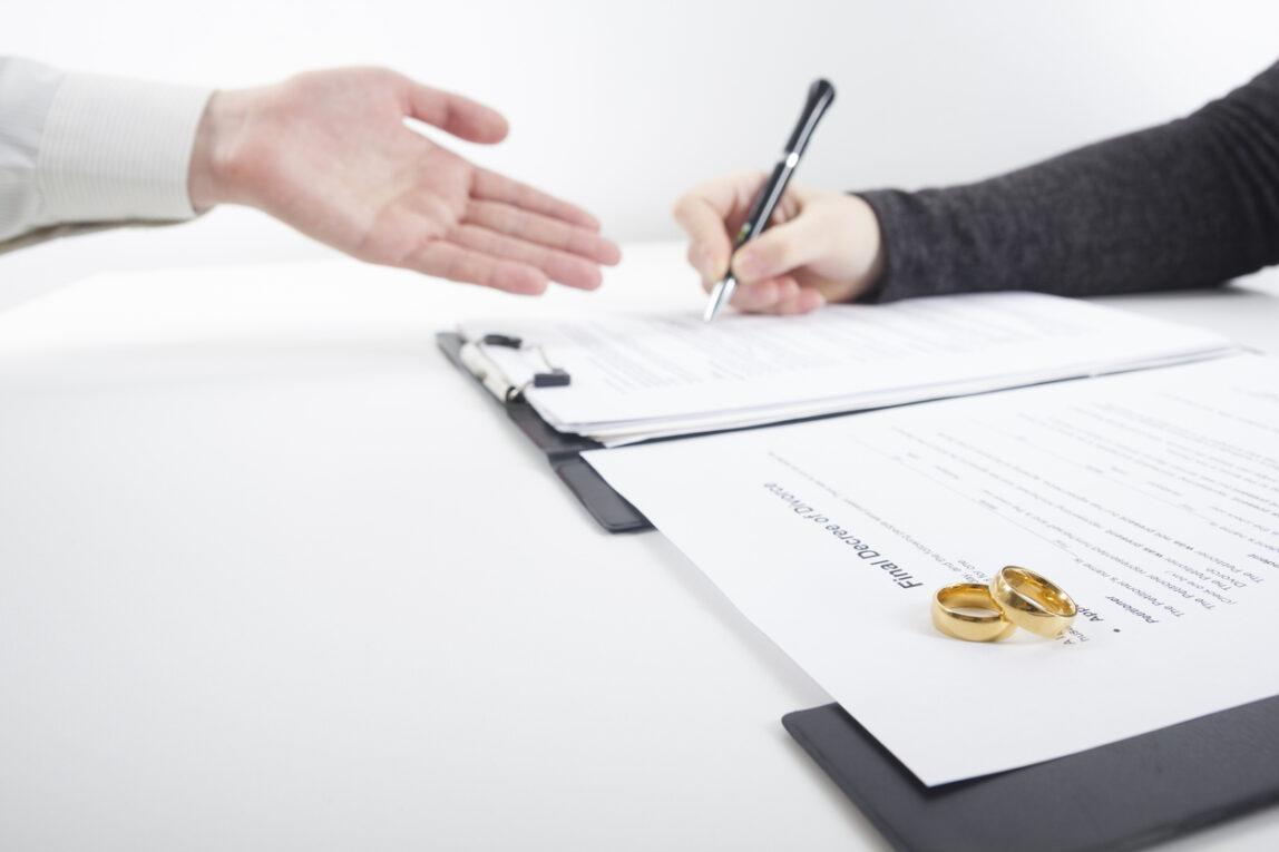 The Pros and Cons of Uncontested and Contested Divorce in Texas for Couples